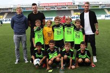Foto (von SV Josko Ried): Die Frankenburger U10 Mannschaft mit den Rieder Bundesligaspielern Julian Baumgartner, Dieter Elsneg und Bernhard Janeczek (v.l.)