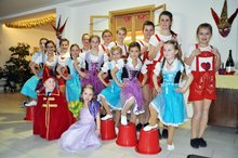 Foto (von Carina Helml): “Bauer sucht Frau” heißt der Tanz, den die Kindertanzgruppe des  Frankenburger Faschingsvereins aufführt. 