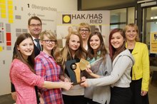 Foto (von HAK Ried). Direktor MMag Hubert Wiesinger und Lehrerinnen der HAK Ried mit den Schülerinnen der NMS Frankenburg.
