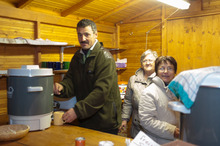 Mit Glühwein, Kinderpunsch, Pofesn und Raclette für einen guten Zweck am Freitag, 30. November 2012