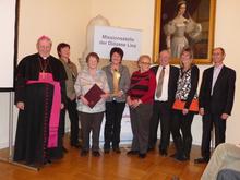 Bischof Dr. Ludwig Schwarz, Gerlinde Hofbauer, Margit Dürnberger, PAPO-Obfrau Edeltraud Burgstaller, Maria Wolkerseder, Bürgermeister Franz Sieberer, Dkfm. Martina Bachinger, Mag. Andreas Reumayr dem Leiter Missionsstelle. Foto: Privat.