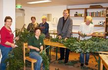 Mitglieder des Trachtenvereins D’Grünbergler beim Binden, Foto von Raimund Zweimüller am Donnerstag,  2. Mai 2013