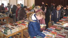 Bücherflohmarkt im Pfarrsaal am Donnerstag,  1. Mai 2014