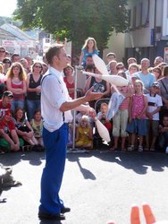 Foto (von Wilhelm Frickh): This Maag aus der Schweiz begeistert das Marktfestpublikum nicht nur mit Jonglieren. am Donnerstag, 10. Juli 2014