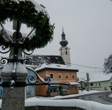 Foto (von Erwin Preuner): Der verschneite Marktbrunnen in Frankenburg