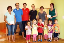 Foto (Würfelspielgemeinde): Maria Schwamberger (links), die pädagogische Krabbelstube- und Kindergartenleiterin nahm die Spende der Würfelspielgemeinde entgegen.