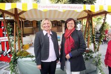 Foto (von Wilhelm Frickh): Martina Streicher und Sonja Stallinger präsentierten die Marktgemeinde Frankenburg am Hausruck bei der Ortsbildmesse in Gmunden