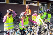 Direktor Christian Wielander mit Schülern vor der Fahrradprüfung