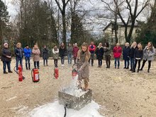 Schulpersonal übte den Umgang mit dem Feuerlöscher am Freitag, 25. November 2022, Copyright siehe www.meinbezirk.at