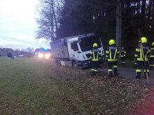 FF Frankenburg rückte zur Lkw-Bergung aus am Dienstag, 10. Januar 2023, Copyright siehe www.meinbezirk.at