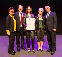 Foto: Familienministerin Sophie Karmasin und Gemeindebundpräsident Helmut Mödlhammer verliehen das staatliche Gütesiegel an die Marktgemeinde Frankenburg am Hausruck. Für den Familienausschuss nahmen die Auszeichnung entgegen: (v.l.) Gertrud Groß, Bürgerm