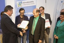 Foto (von LinzAG/grox): Landesrat Günther Steinkellner und Klimabündnis OÖ Leiter Norbert Rainer übergeben Bürgermeister Kons. Johann Baumann und dem scheidenden Umweltausschussobmann Roman Schierlinger die Auszeichnung zur Mobilitätswoche.