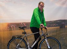 Foto (von Erwin Preuner): Roman Schierlinger, der Rad-Beauftragte der Marktgemeinde Frankenburg, fuhr natürlich auch zu den Würfelspielaufführungen mit dem Rad.