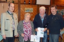 Foto (von Gerhard Huber): Bürgermeister Kons. Johann Baumann (links) und Naturfreunde-Obmann Adi Watzl (rechts) gratulierten zu 50 Jahren Mitgliedschaft: Frieda Schönpos, Josef Mayr. Nicht am Bild Wilhelm Aschenberger.