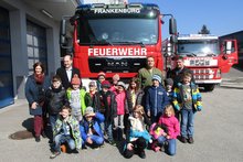 Foto (von Freiwillige Feuerwehr Frankenburg): Die 3b Klasse der Volksschule Frankenburg mit ihrer Lehrerin Katharina Kriechbaum bei der Feuerwehr. Bgm. Baumann, Kdt. Waldhör, Bgm. Altmann (v.l.)