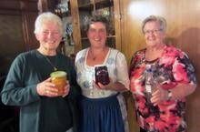 Foto (von Wilhelm Frickh): V.l.: Anna Zeilinger, Obfrau des Siedlervereins Frankenburg-Redleiten, Regina Oberpeilsteiner, Seminarbäuerin aus St. Martin im Mühlkreis, Monika Frickh, Schriftführerin des SV Frankenburg.