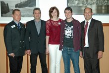 Foto (von Gerhard Huber): v.l.n.r.: Jugendausschussleiter Hannes Piras, Oskar Huber, Industrial Floor, Verena Seyringer, Stefan Mosleitner, Bürgermeister Kons. Johann Baumann