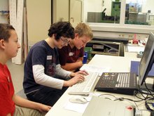 Schüler bei der Firma STIWA am Dienstag, 26. November 2013