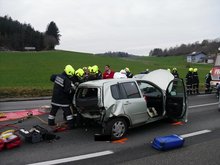 Verkehrsunfall eingeklemmte Person am Freitag, 29. November 2013