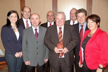 Foto (von Gerhard Huber): Verleihung der Victor-Adler-Plakette an Franz Sieberer. v.l.: Abg. z. NR. Daniela Holzinger, Bgm. Kons. Johann Baumann, SPÖ-Obmann Stefan Wolkerseder, Vizebgm. Heinz Leprich, Altbgm. Franz Sieberer, Altbgm. Kons. Martin Kaiser, L am Dienstag,  3. Dezember 2013