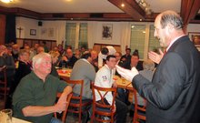 Bürgermeister Hans Baumann stand den Frankenburgerinnen und Frankenburgern Rede und  Antwort (Foto: Wilhelm Frickh)