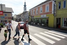 Bürgermeister Johann Baumann testet den neuen Schutzweg am Mittwoch, 11. Juni 2014