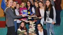 Heute geht’s los: 6001 Schüler lesen beim OÖN-Bücherturm um die Wette am Freitag, 19. Dezember 2014