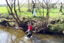 Foto (von Wilhelm Frickh): Jugendliche Flurreiniger am und im Wasser