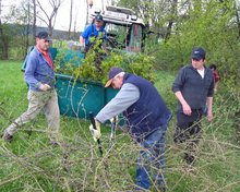 „Gemeinsam für Frankenburg“ schneidet den Weg zum Botanischen Garten frei am Mittwoch,  8. April 2015