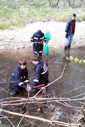 Foto (von Helmut Streicher): Bergung eines Einkaufswagerls durch die Freiwillige Feuerwehr Frankenburg bei der Auschlinge