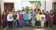 Foto (von Gemeinde Frankenburg) Die 3c-Klasse der Volksschule Frankenburg mit ihrer Lehrerin Marianne Wallner, Begleitperson Anita Huemer und Bürgermeister Kons. Hans Baumann. (v.l.)