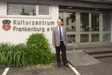 Foto (Gemeinde): Bürgermeister Kons. Johann Baumann vor dem Kulturzentrum. am Dienstag, 26. Mai 2015