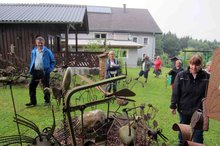 Die GärtnerInnen der Gartenroas bei der Besichtigung des "Tiergartens" von Fam. Gösselsberger (Foto: Wilhelm Frickh) am Freitag,  7. August 2015