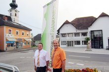 Foto (von Wilhelm Frickh): Helmut Streicher, Obmann des Ortsentwicklungsvereins „Gemeinsam für Frankenburg“ und Bürgermeister Kons. Johann Baumann vor dem neu gestalteten Teil des Frankenburger Marktplatzes 