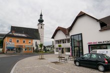 Der neugestaltete westliche Bereich des Frankenburger Marktplatzes (Foto: Frankenburg.com) am Samstag, 18. Juli 2015