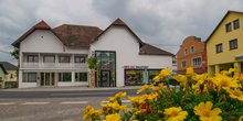 Der neugestaltete westliche Bereich des Frankenburger Marktplatzes (Foto: Frankenburg.com) am Samstag, 18. Juli 2015