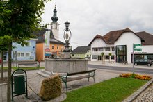 Der neugestaltete westliche Bereich des Frankenburger Marktplatzes (Foto: Frankenburg.com) am Samstag, 18. Juli 2015