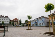 Der neugestaltete westliche Bereich des Frankenburger Marktplatzes (Foto: Frankenburg.com) am Samstag, 18. Juli 2015