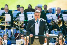 Anton Streicher bei seiner Festrede (Foto: Würfelspielgemeinde Frankenburg) am Sonntag, 26. Juli 2015