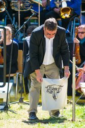 Anton Streicher nimmt den Erdentausch vor (Foto: Würfelspielgemeinde Frankenburg) am Sonntag, 26. Juli 2015