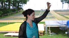 Schauspielerin gibt Ezzes, damit man beim Würfelspiel jedes Wort versteht am Dienstag, 28. Juli 2015