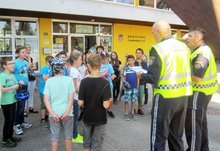 Bezirksinspektor Johann Redlinger (rechts) und Gruppeninspektor Hans Jörg Hemetsberger verkünden das Ergebnis des Fahrtests. am Mittwoch,  8. Juni 2016