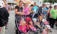 Foto (von Wilhelm Frickh): Bitte in der ersten Reihe einparken, bei den Artisten und in der Kinderstraße am Dienstag, 19. Juli 2016