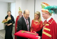 Foto (von Wilhelm Frickh): Schlüsselübergabe durch Bürgermeister Kons. Hans Baumann an das neue Prinzenpaar. am Freitag, 11. November 2016