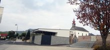 Beim zweckmäßigen Gebäude wurde die Granitbauweise der Friedhofsvorderseite fortgesetzt, während der Friedhof selbst von der roten Betonstampfmauer geprägt wird. am Samstag, 17. Dezember 2016