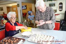 Seniorinnen "wuzeln" die Frankenburger Bratknödel am Montag, 31. Mai 2021, Copyright siehe www.meinbezirk.at